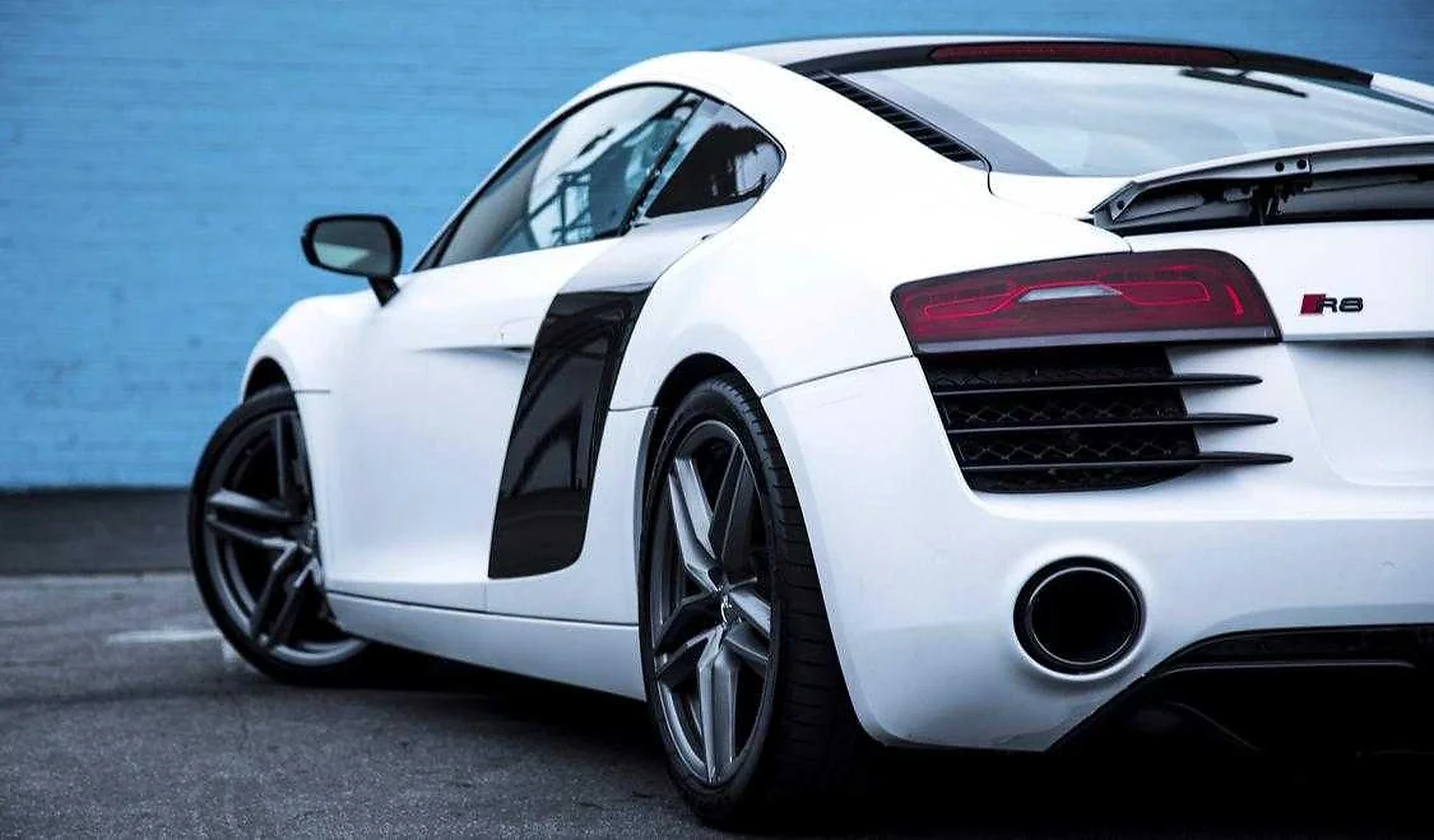 Audi R8 V10 Coupé photographed for the LUX / CAR / RENTAL disclosure guide