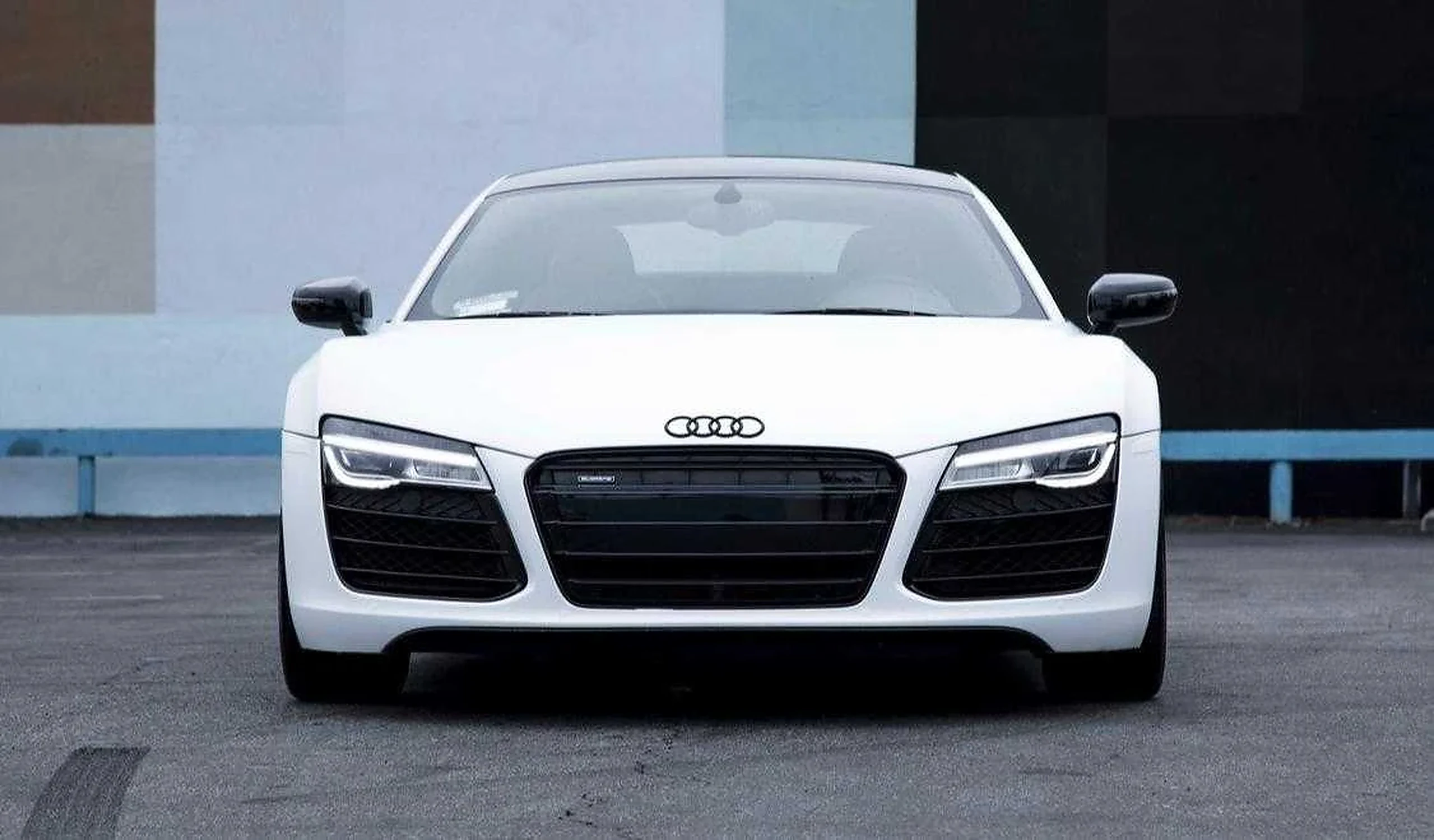 Audi R8 V10 Coupé photographed for the LUX / CAR / RENTAL method guide